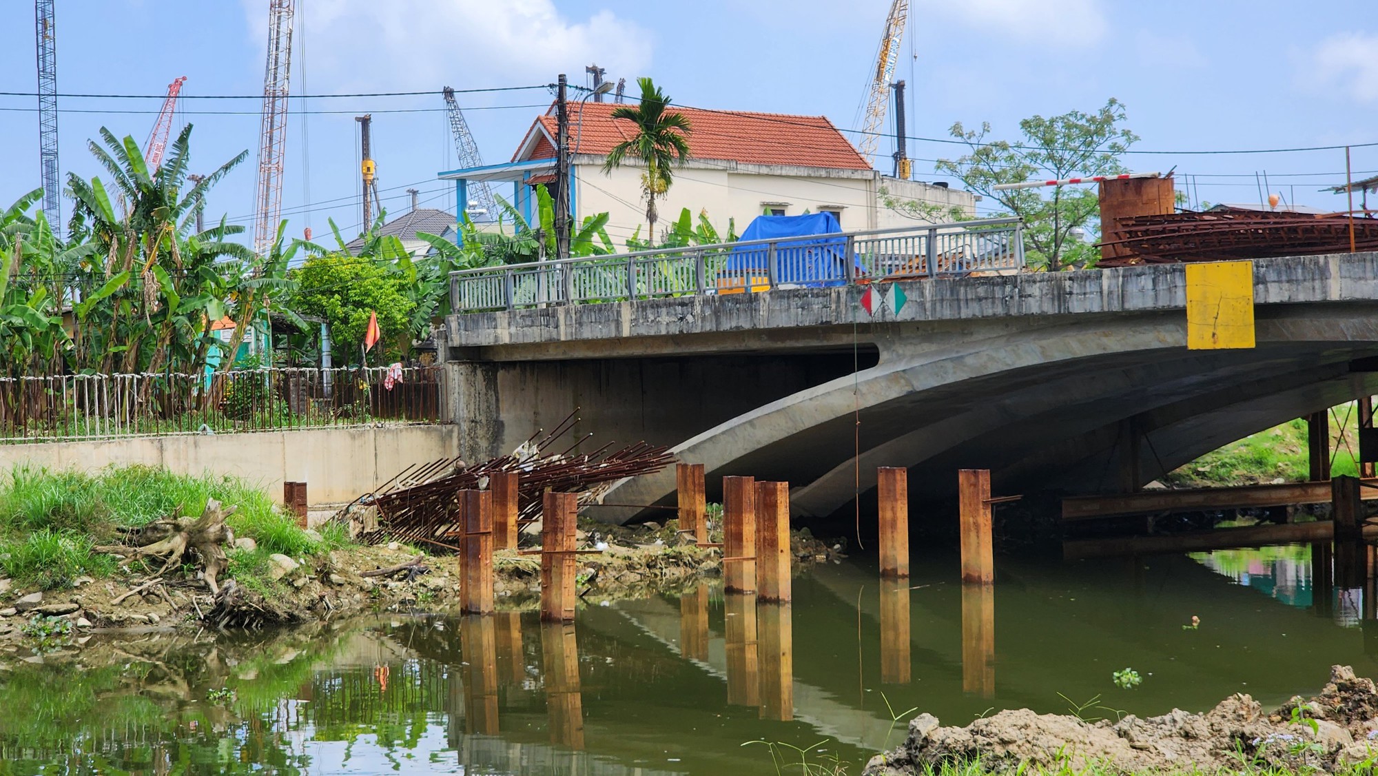 Cận cảnh cây cầu 'đau khổ' thi công 5 năm vẫn ì ạch chờ ngày hoàn thiện - Ảnh 4.