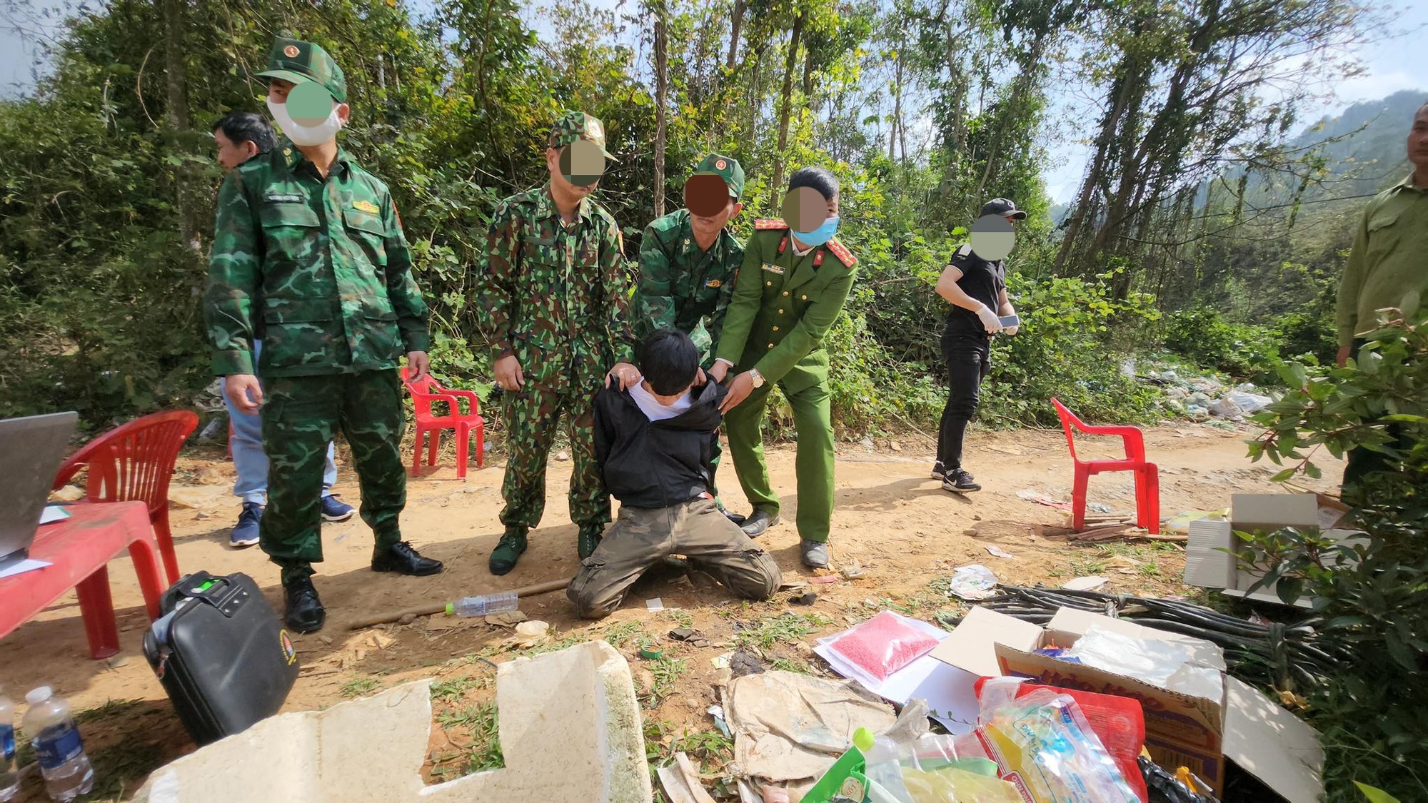 Bắt vụ vận chuyển 12.000 viên ma túy ở Quảng Trị - Ảnh 1.