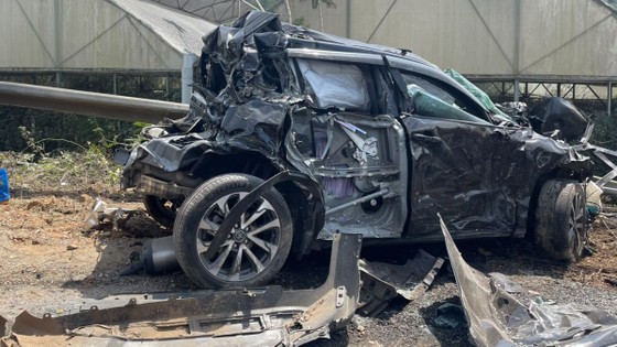 Đà Lạt: Nhiều ô tô hư hỏng sau vụ tai nạn liên hoàn trên đèo Mimosa - Ảnh 1.