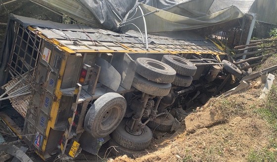 Đà Lạt: Nhiều ô tô hư hỏng sau vụ tai nạn liên hoàn trên đèo Mimosa - Ảnh 2.