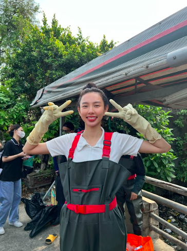Hoa hậu Thùy Tiên lăn xả giữa kênh ngập rác, nhắn fan một câu đắt giá - Ảnh 2.