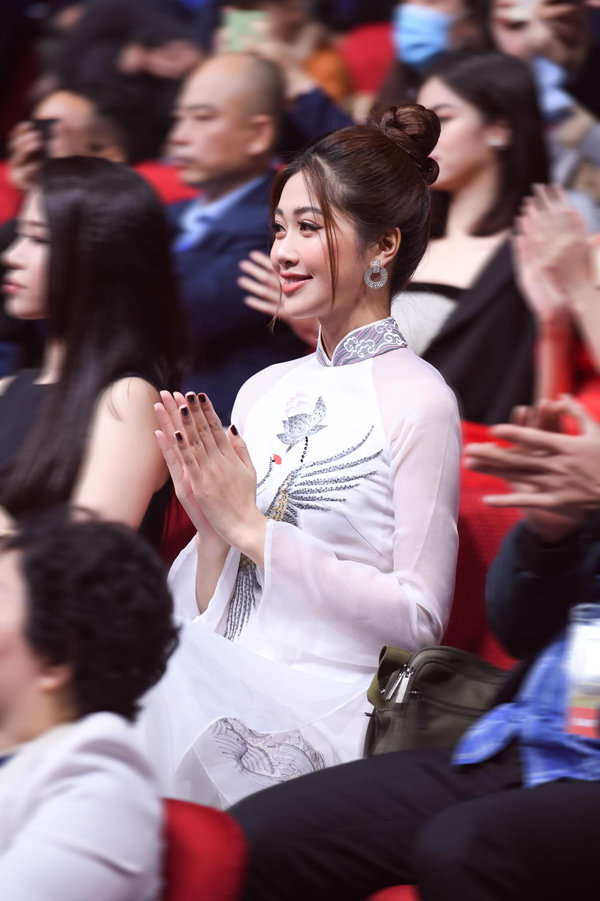 'Đối thủ' nặng ký của Đỗ Thị Hà trong Hoa hậu Việt Nam 2020: Nữ tiếp viên hàng không xinh đẹp, thông minh - Ảnh 11.