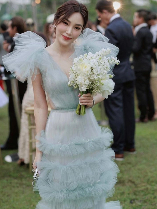 Đám cưới Hoa hậu chuyển giới đẹp nhất Thái Lan Nong Poy: Một mỹ nhân bị tố 'làm lố' lấn át nhan sắc cô dâu - Ảnh 2.