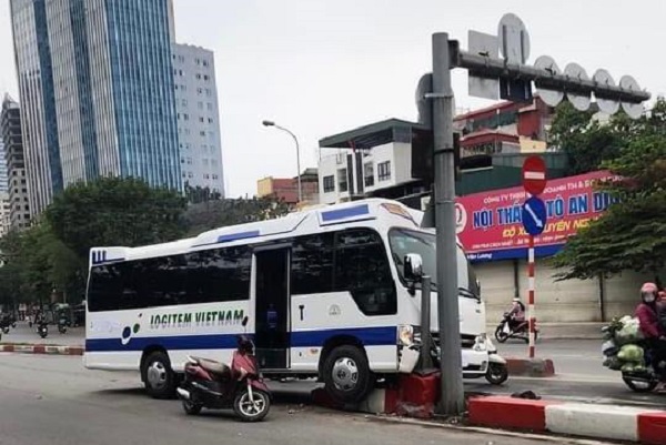 &Ocirc;t&ocirc; 24 chỗ bất ngờ t&ocirc;ng thẳng v&agrave;o dải ph&acirc;n c&aacute;ch cầu vượt - Ảnh 2.