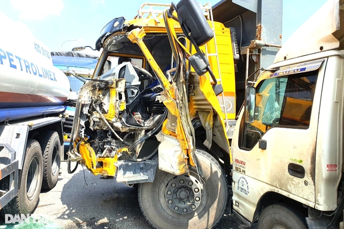 Tai nạn liên hoàn ở Quảng Nam, 5 xe tải &quot;dính chùm&quot; trên quốc lộ 1 - Ảnh 1.