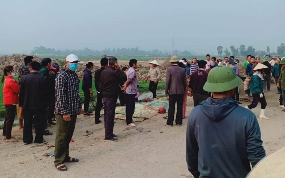 Nghệ An: Trên đường chở con đi học, 3 mẹ con bị xe tải tông tử vong