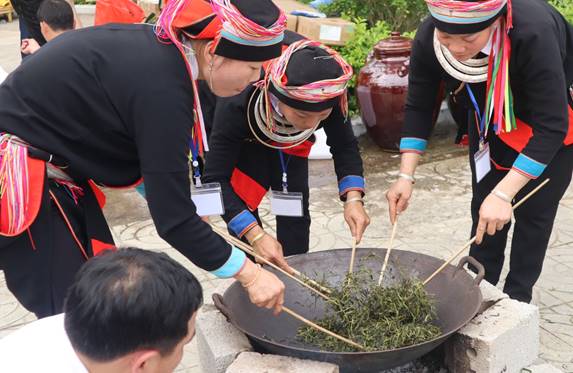 Tuyên Quang: Đông đảo du khách tham dự Lễ hội Hương sắc Na Hang và Festival chè Shan Tuyết  - Ảnh 13.