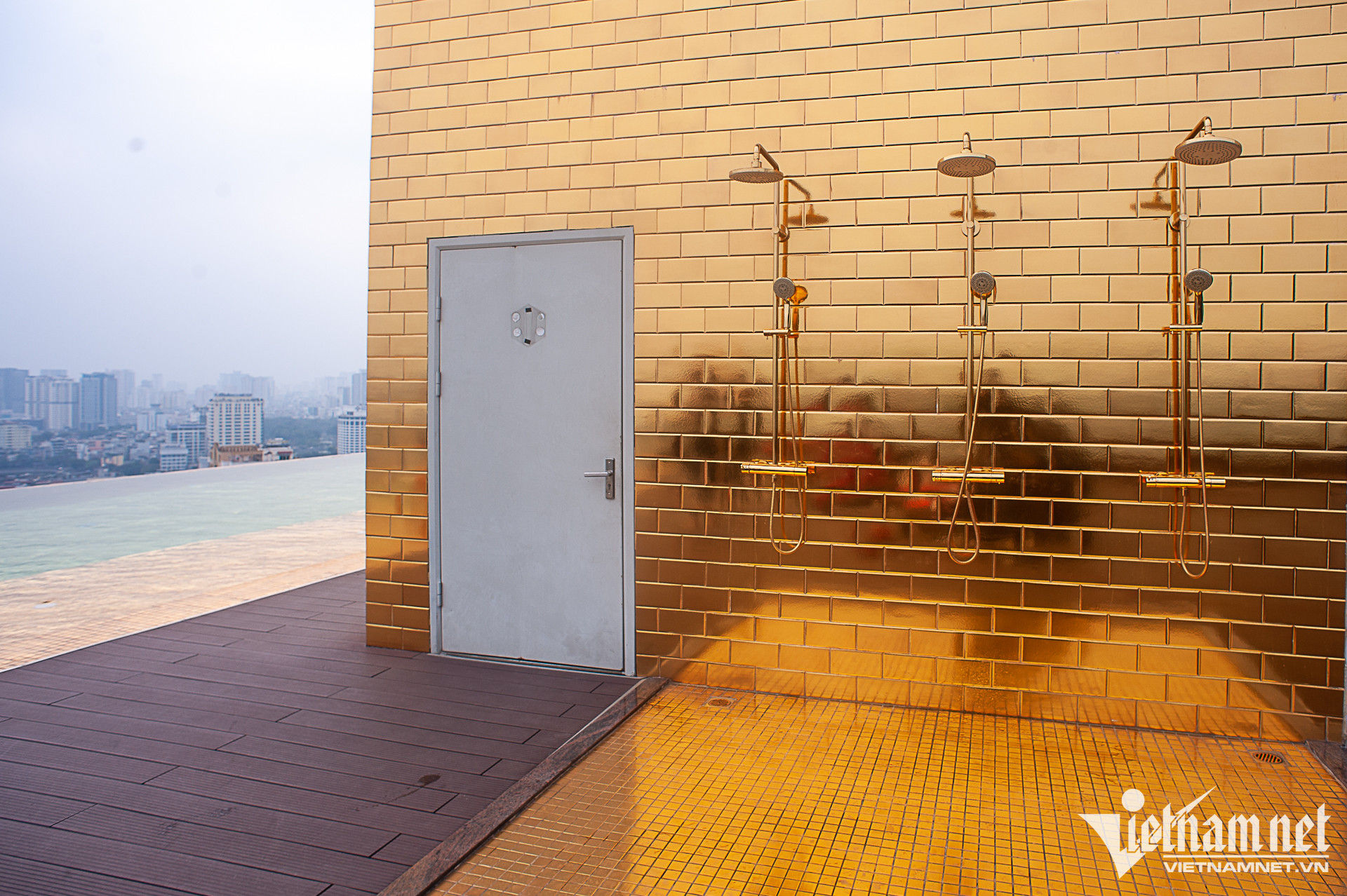 Bên trong khách sạn dát vàng cả bể bơi, toilet được rao bán 6000 tỷ đồng - Ảnh 12.