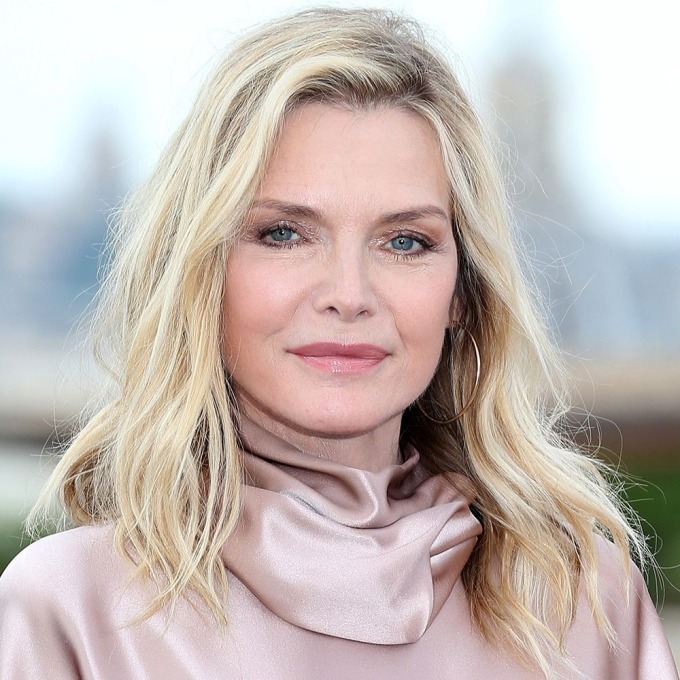 Bí quyết trẻ đẹp bất chấp tuổi 65 của Michelle Pfeiffer - Ảnh 2.