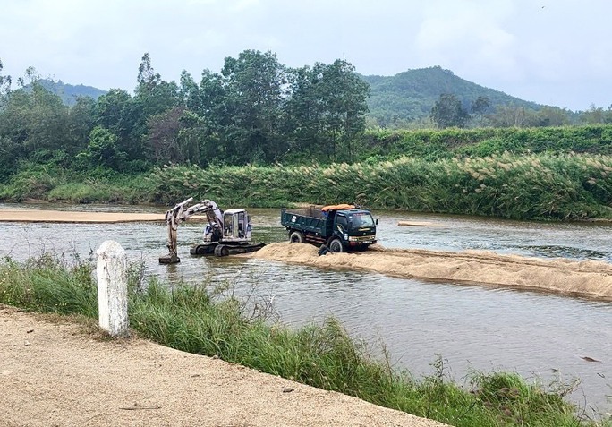 Tin 8/3: Bất ngờ với kết luận nguyên nhân sạt lở bờ sông là do… người dân nuôi vịt - Ảnh 2.