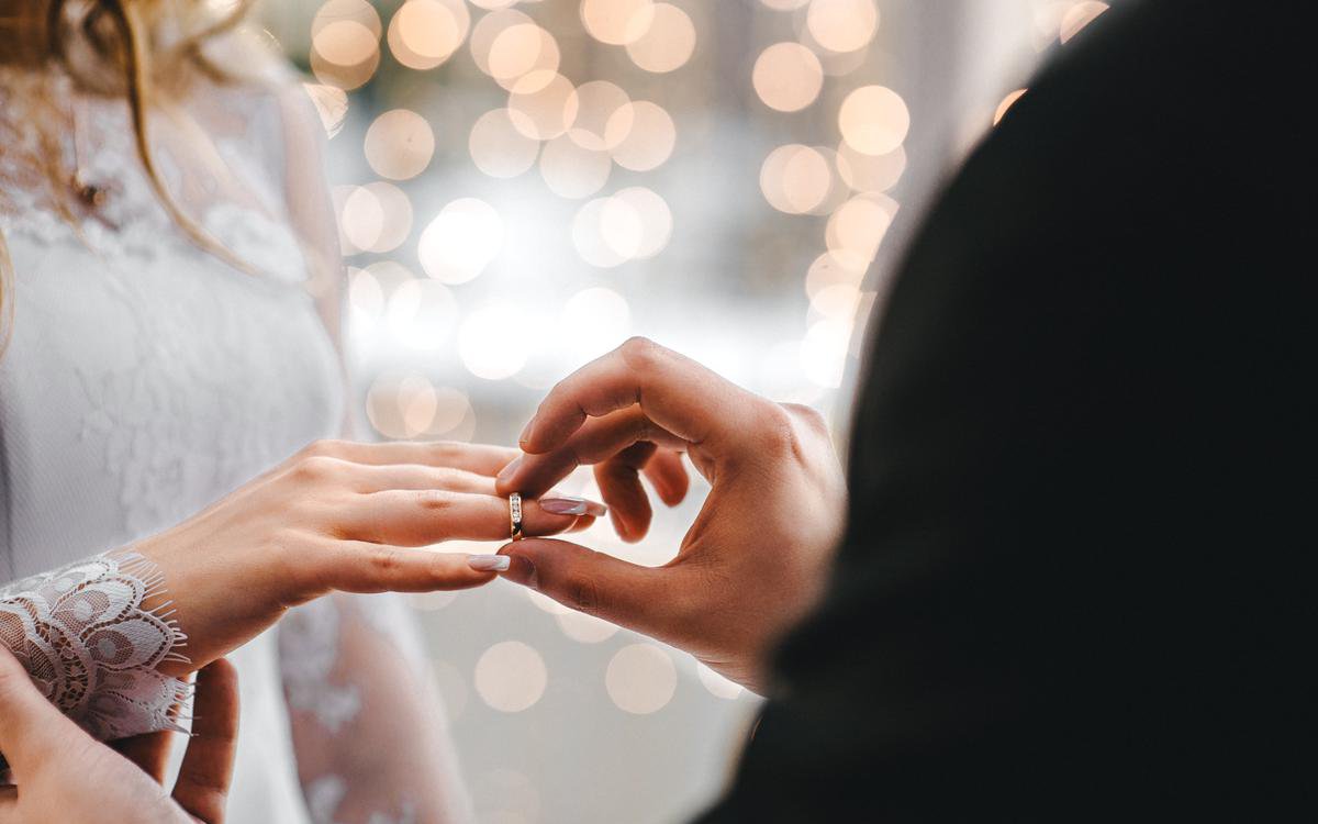 Biến đám cưới của bạn thành trò hề vì lộ chuyện ngoại tình ngay giữa bữa tiệc