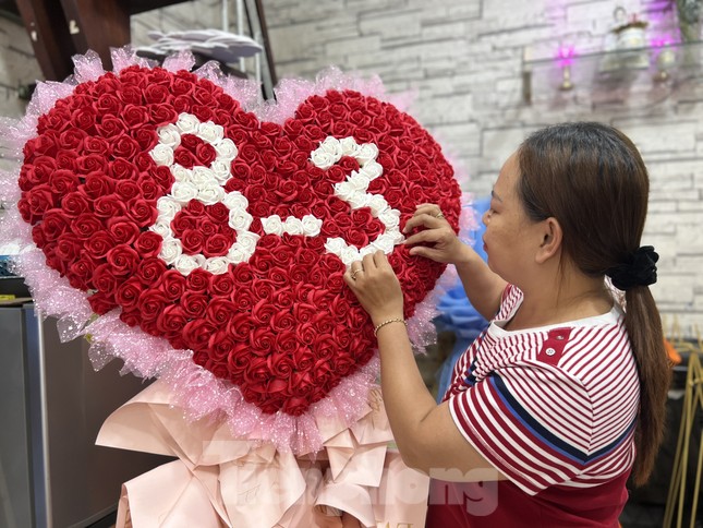 Kết 100 bông hồng thành hình trái tim khổng lồ tặng người yêu dịp 8/3 - Ảnh 1.