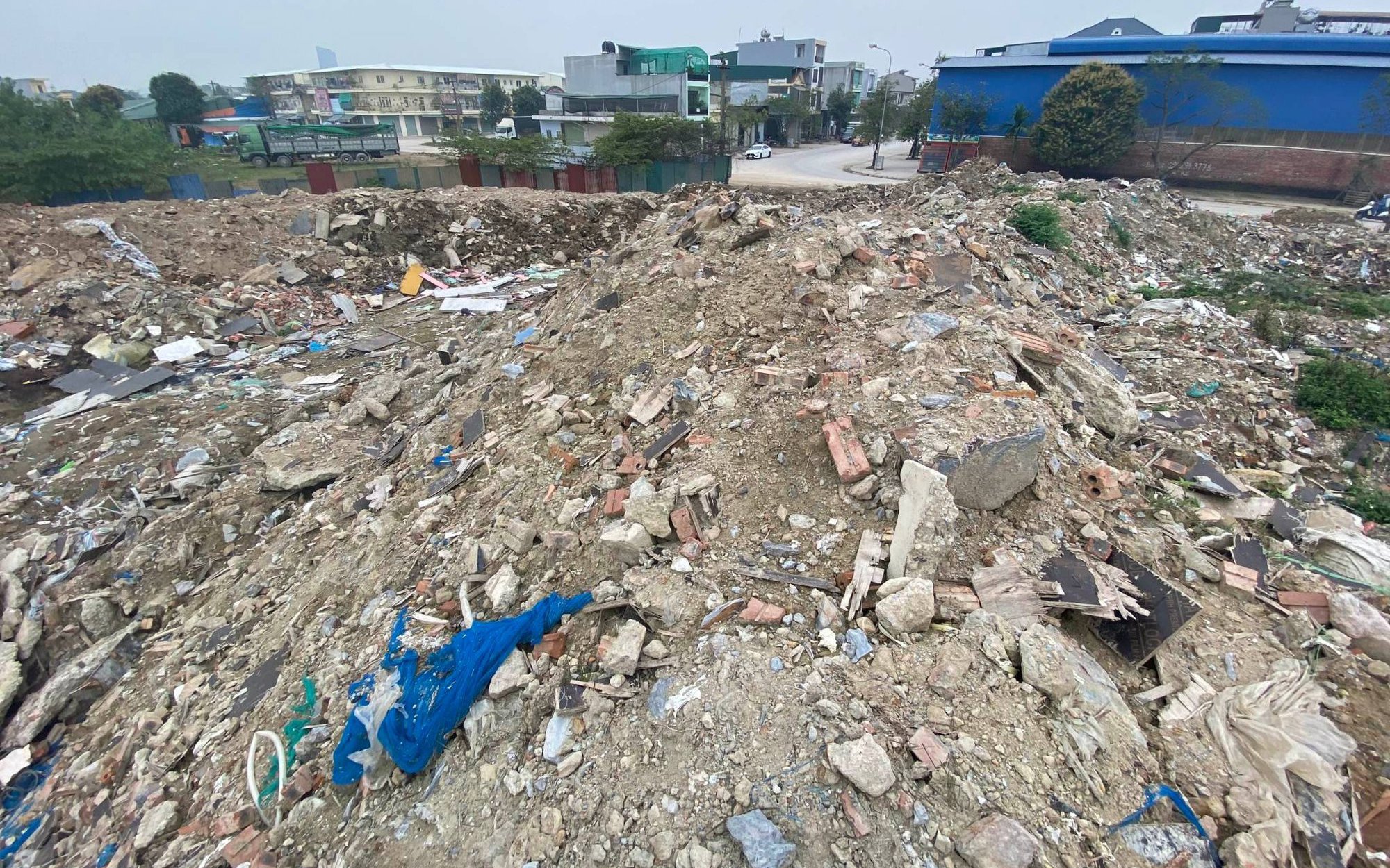 Bãi rác khổng lồ "ngự" giữa lòng TP Thanh Hoá "hành" dân nhiều năm