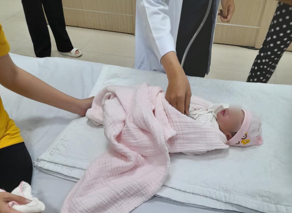 Phát hiện bé gái mới sinh tại bãi rác ở Đồng Nai - Ảnh 1.