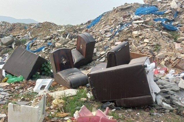 Bãi rác thải tồn tại suốt thời gian dài trong lòng thành phố - Ảnh 2.