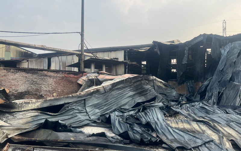 Hà Nội: Nhà xưởng rộng hơn 1.000m2 bất ngờ bốc cháy dữ dội
