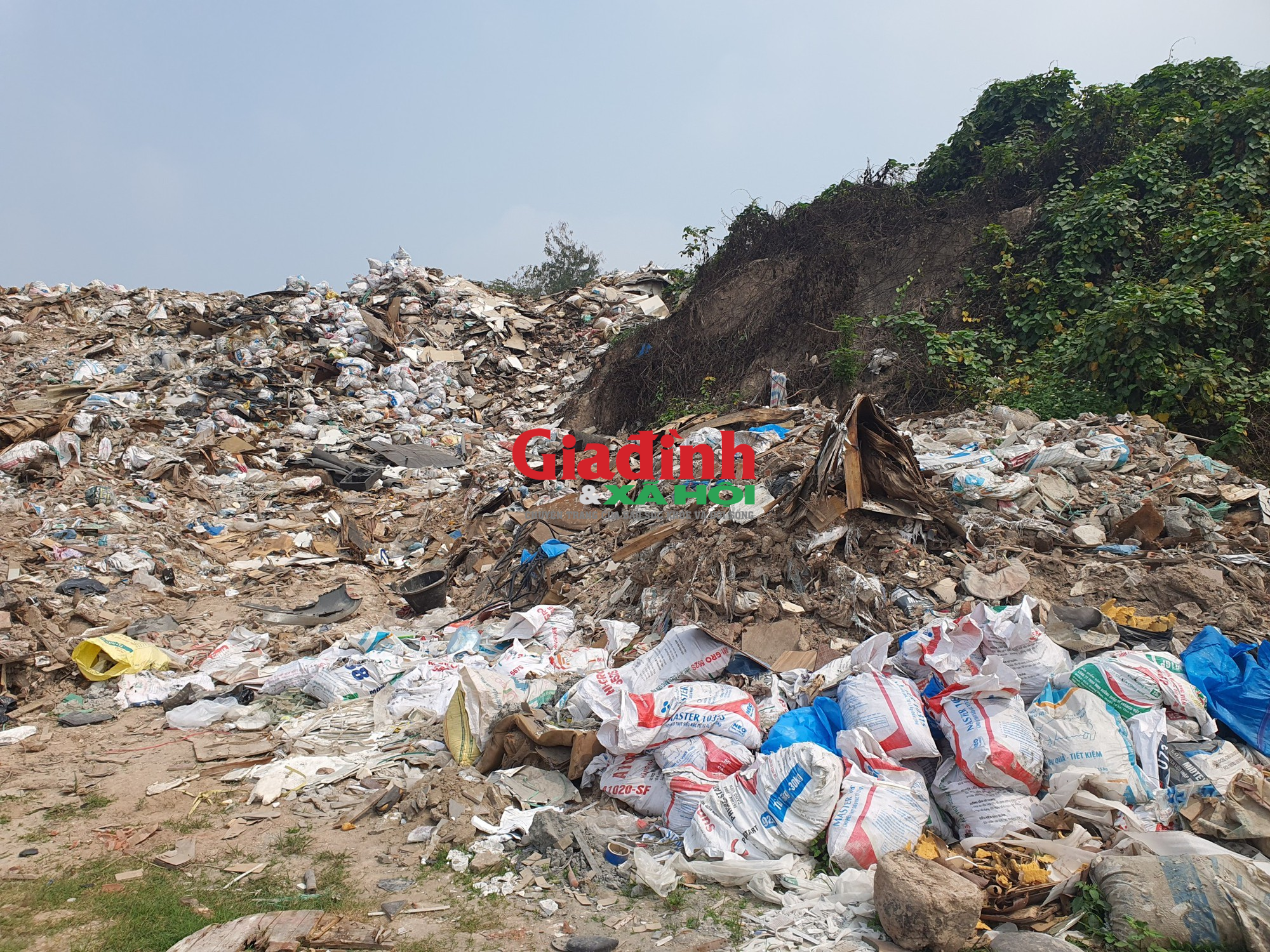Hà Nội: ‘Núi’ rác tự phát 'tra tấn' người dân