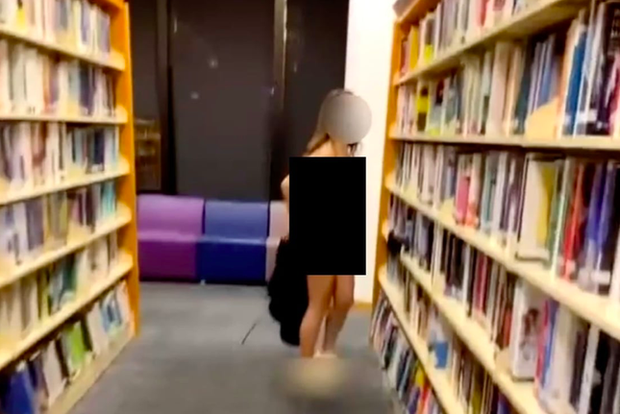 Sốc trước hình ảnh người phụ nữ khỏa thân trong thư viện, cảnh sát phải mở cuộc truy tìm điều tra - Ảnh 2.