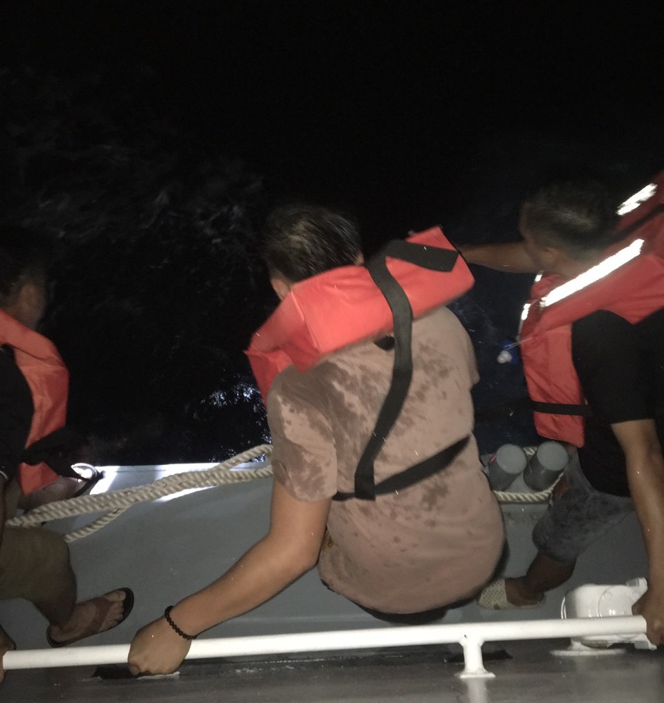 Vụ chìm 2 san lan trên biển Phú Quý: Cứu 2 nạn nhân, điều trực thăng tìm 2 người còn lại - Ảnh 1.