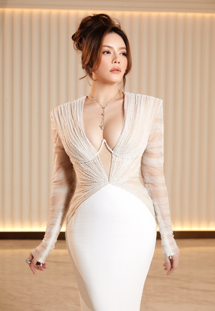 Lý Nhã Kỳ diện váy táo bạo, đeo trang sức 20 tỷ dự show thời trang - Ảnh 2.