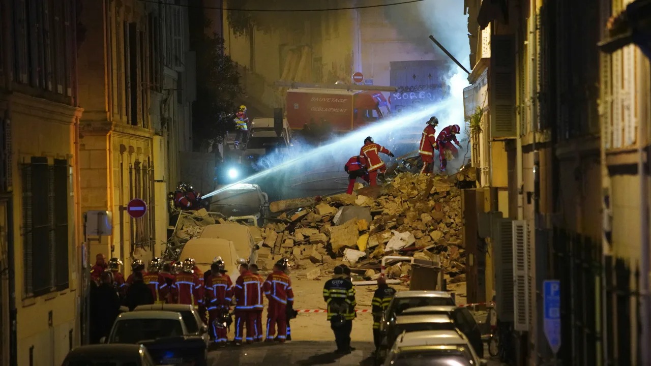 Vụ đổ sập tòa chung cư ở Pháp: Cư dân tán loạn sau tiếng nổ như rung chuyển đất trời lúc rạng sáng, chạy đua tìm kiếm các nạn nhân mắc kẹt - Ảnh 1.