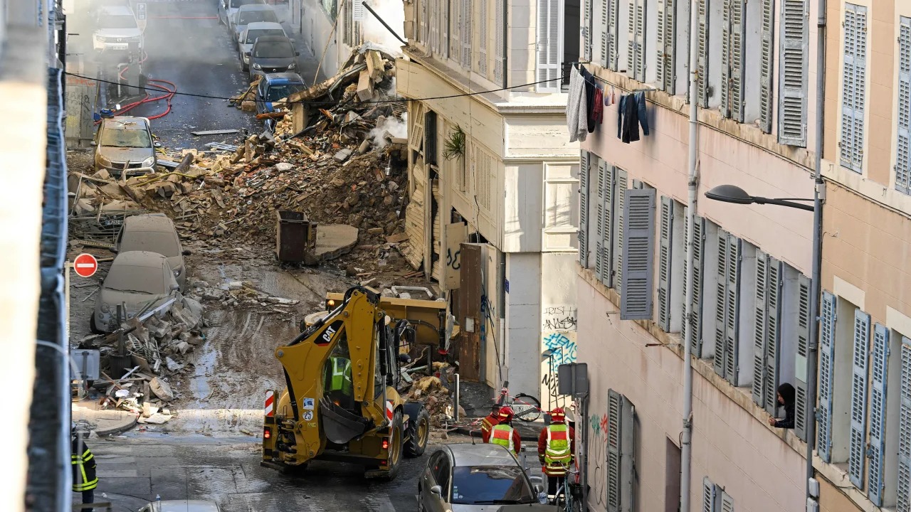 Vụ đổ sập tòa chung cư ở Pháp: Cư dân tán loạn sau tiếng nổ như rung chuyển đất trời lúc rạng sáng, chạy đua tìm kiếm các nạn nhân mắc kẹt - Ảnh 2.