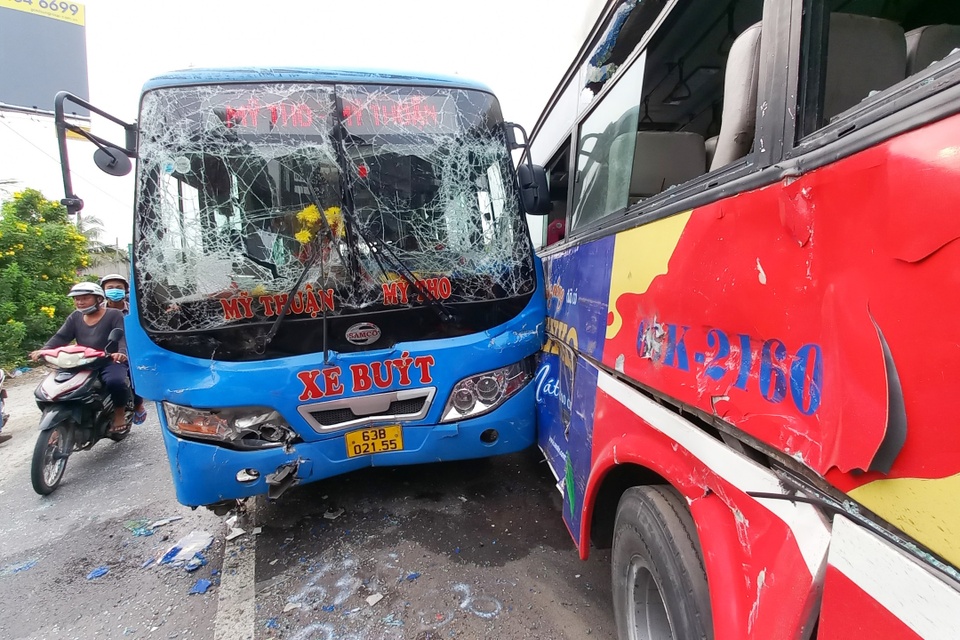 Xe buýt va chạm trên quốc lộ 1, 3 người nhập viện cấp cứu - Ảnh 1.