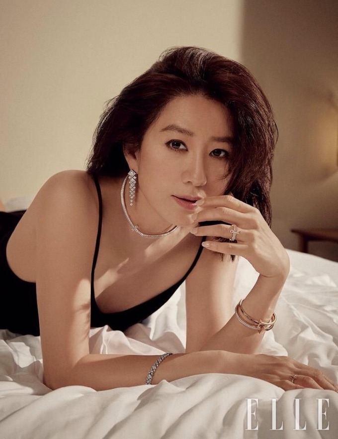 'Nữ hoàng phim ngoại tình' Kim Hee Ae trẻ đẹp ở tuổi 55 - Ảnh 2.