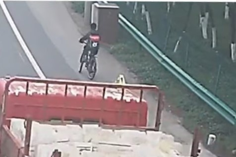 Cãi nhau với mẹ, cậu bé 11 tuổi ở Trung Quốc đạp xe 130 km đến nhà bà - Ảnh 1.