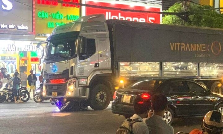 Xe máy bị cuốn dưới gầm tải, 2 người tử vong tại chỗ - Ảnh 1. Xe máy bị cuốn dưới gầm tải, 2 người tử vong tại chỗ - Ảnh 1.