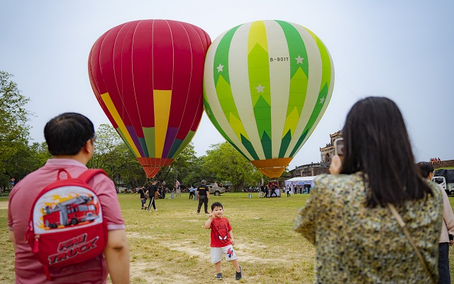Video: Thích thú ngắm nhìn vẻ đẹp Cố đô Huế từ khinh khí cầu 'khổng lồ' - Ảnh 5.