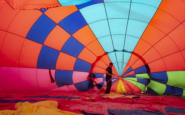 Video: Thích thú ngắm nhìn vẻ đẹp Cố đô Huế từ khinh khí cầu 'khổng lồ' - Ảnh 4.