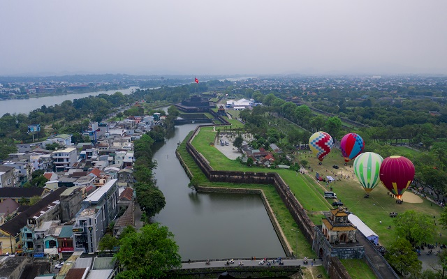 Video: Thích thú ngắm nhìn vẻ đẹp Cố đô Huế từ khinh khí cầu 'khổng lồ' - Ảnh 9.