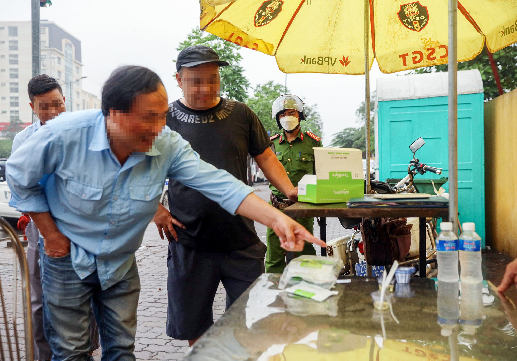 Cảnh sát lập chốt kiểm tra tài xế sử dụng ma túy trước cổng bến xe Mỹ Đình - Ảnh 4.