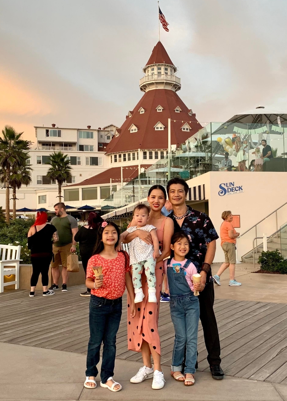 Cuộc sống của gia đình Dustin Nguyễn - Bebe Phạm ở Hawaii - Ảnh 2.