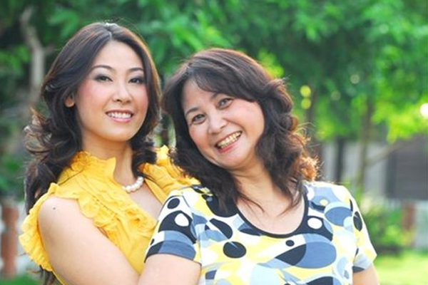 Mẹ ruột Hoa hậu Hà Kiều Anh có vẻ ngoài xinh đẹp, duyên dáng.
