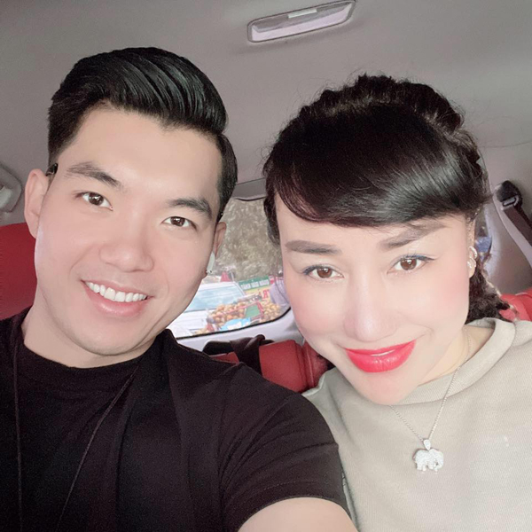 Khác Quách Ngọc Ngoan, nhiều 'phi công trẻ' showbiz Việt có hôn nhân viên mãn bên vợ hơn tuổi - Ảnh 4.