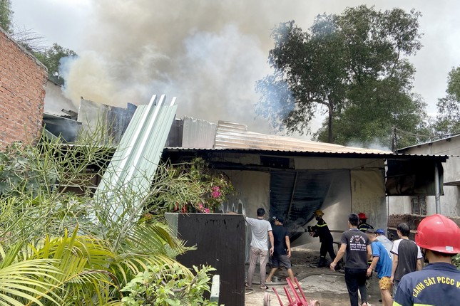 TP Thủ Đức: Xưởng gỗ trong khu dân cư cháy ngùn ngụt sau tiếng nổ lớn - Ảnh 2.