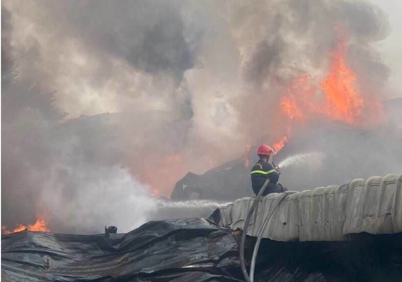 Cháy lớn xưởng sản xuất túi xách, 1.700m2 bị thiêu rụi - Ảnh 1.