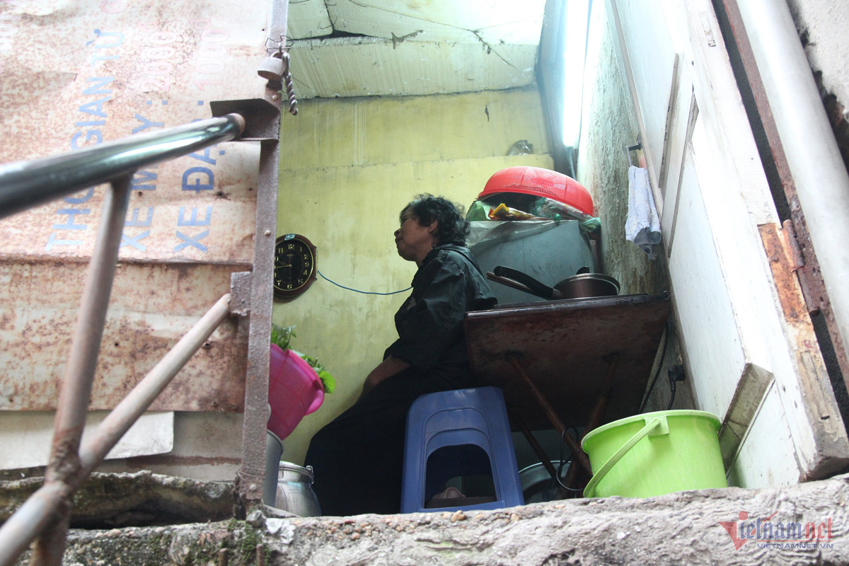 Vợ chồng hơn 40 năm sống trên nóc nhà vệ sinh ở Hà Nội giờ ra sao? - Ảnh 4.