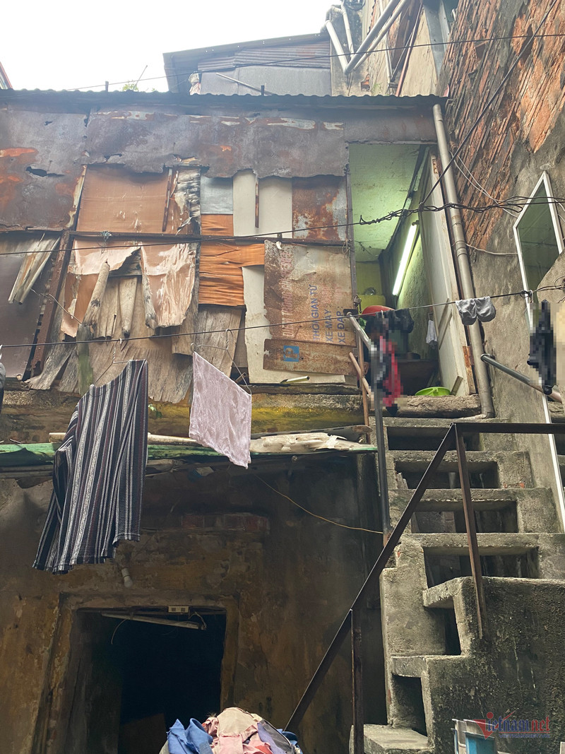 Vợ chồng hơn 40 năm sống trên nóc nhà vệ sinh ở Hà Nội giờ ra sao? - Ảnh 2.