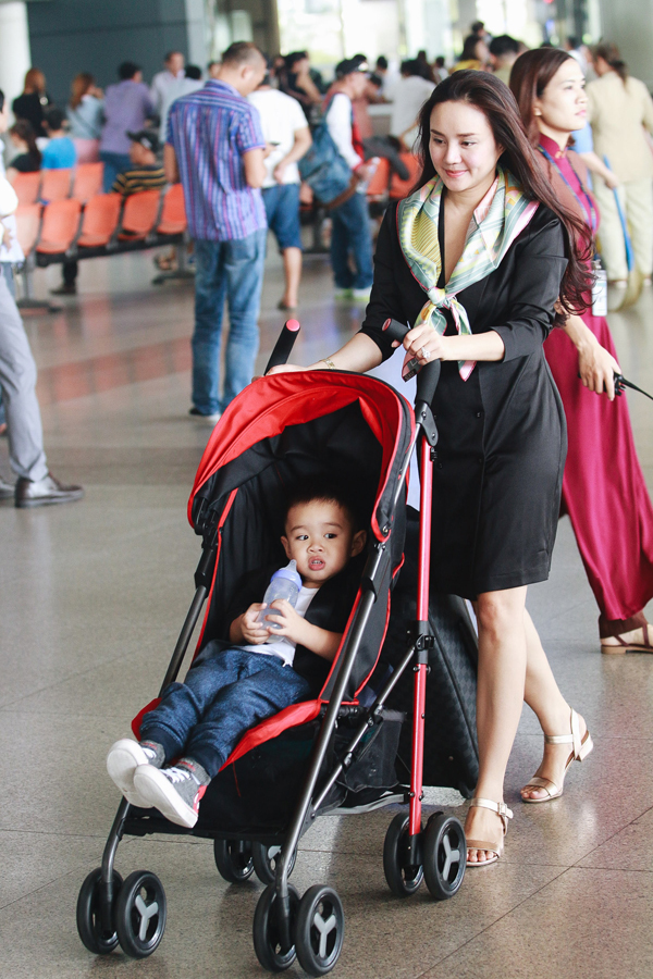 Soi thời trang sân bay 'bỉm sữa' của bà mẹ 3 con Vy Oanh  - Ảnh 5.