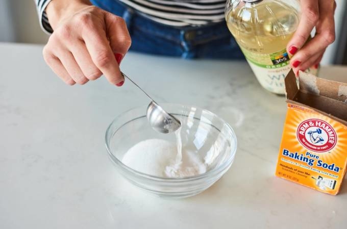 13 mẹo vệ sinh nhà cửa bằng bột baking soda - Ảnh 1.