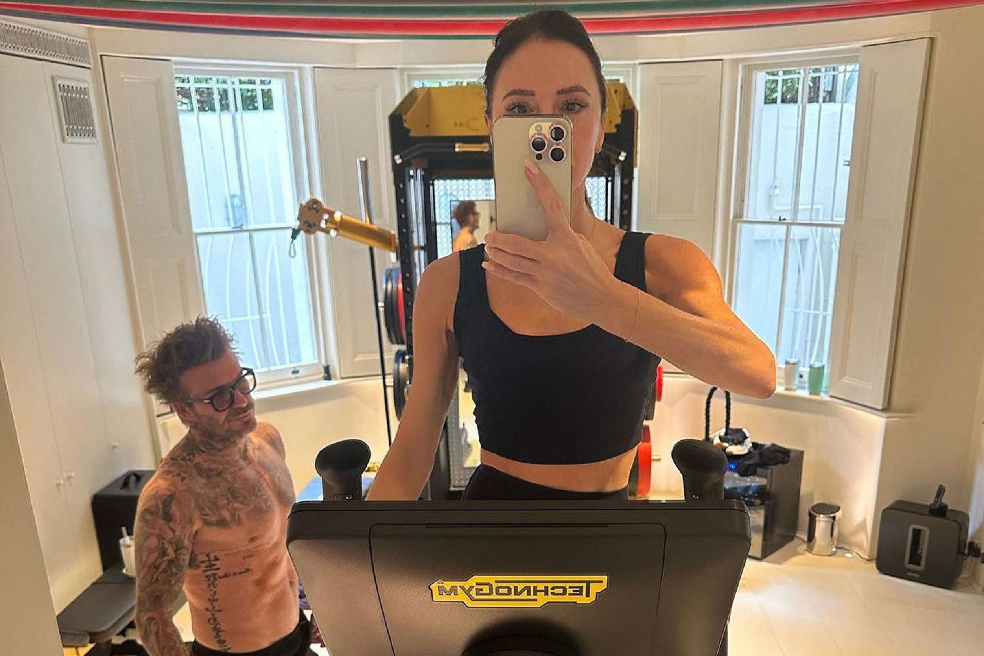 Victoria Beckham đăng ảnh tập gym, fan đổ dồn sự chú ý vào David Beckham - Ảnh 4.