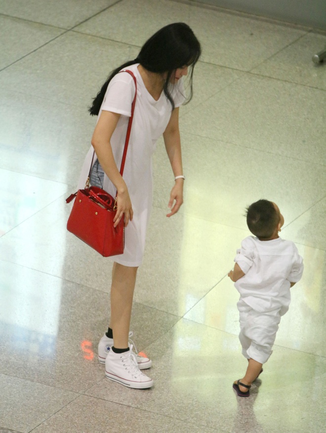 Soi thời trang sân bay 'bỉm sữa' của bà mẹ 3 con Vy Oanh  - Ảnh 8.
