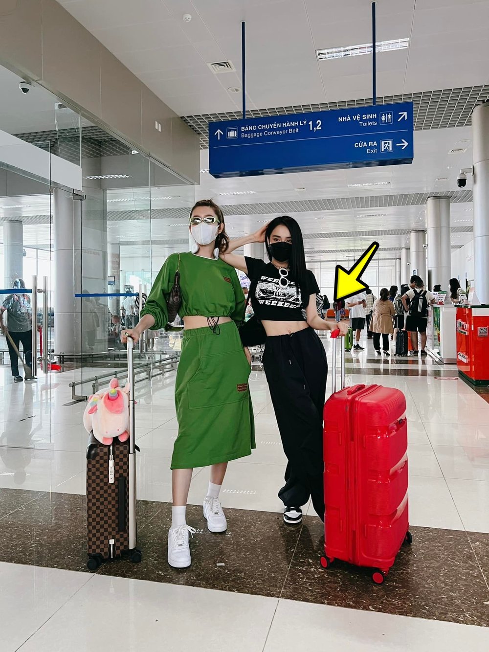 Gu thời trang sân bay tối giản của Nhã Phương, ngay cả khi diện đồ đôi với Trường Giang - Ảnh 2.