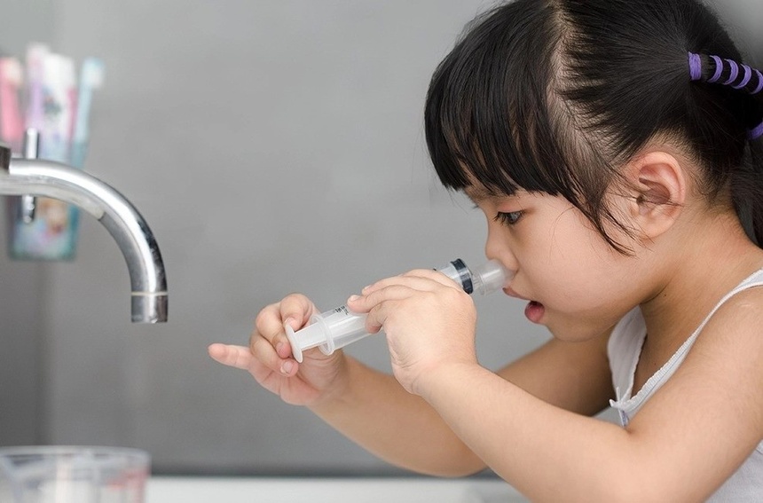 5 hệ lụy nguy hiểm khi cha mẹ tự rửa, hút mũi cho trẻ không đúng cách - Ảnh 2.