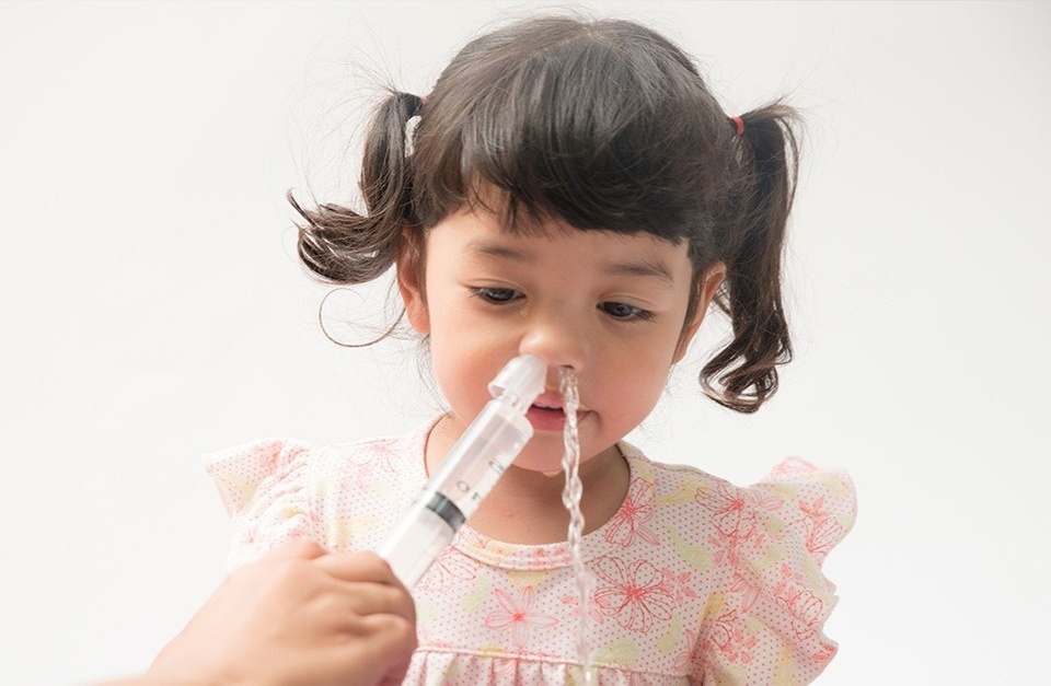 5 hệ lụy nguy hiểm khi cha mẹ tự rửa, hút mũi cho trẻ không đúng cách - Ảnh 1.