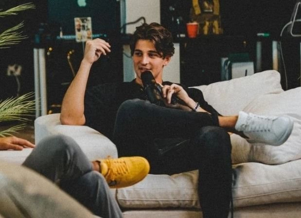 Youtuber 24 tuổi thu nhập hơn 9 tỷ đồng/tháng, hô biến 20 triệu thành 200 tỷ đồng chỉ sau vài năm: 20 tuổi không mua nổi 1 chiếc Lamborghini thì phải tự xem xét lại bản thân! - Ảnh 1. Youtuber 24 tuổi thu nhập hơn 9 tỷ đồng/tháng, hô biến 20 triệu thành 200 tỷ đồng chỉ sau vài năm: 20 tuổi không mua nổi 1 chiếc Lamborghini thì phải tự xem xét lại bản thân! - Ảnh 1.