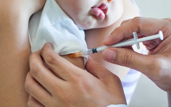 Gần 67 triệu trẻ em bỏ lỡ ít nhất một liều vaccine trong hơn ba năm dịch COVID-19 - Ảnh 1.